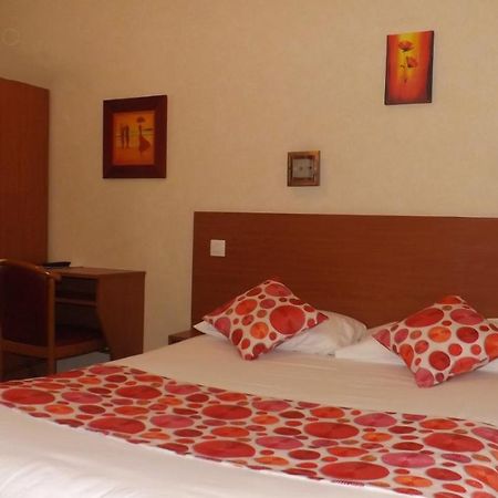 Hotel De La Place Des Alpes Париж Екстериор снимка