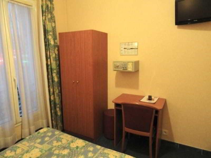Hotel De La Place Des Alpes Париж Екстериор снимка