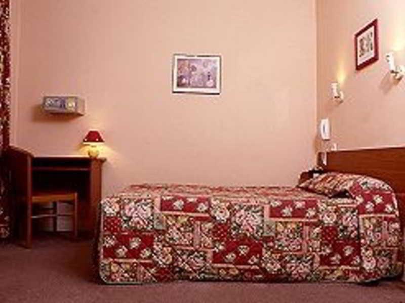 Hotel De La Place Des Alpes Париж Екстериор снимка