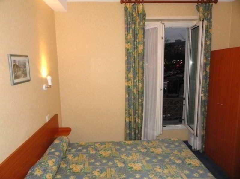 Hotel De La Place Des Alpes Париж Екстериор снимка