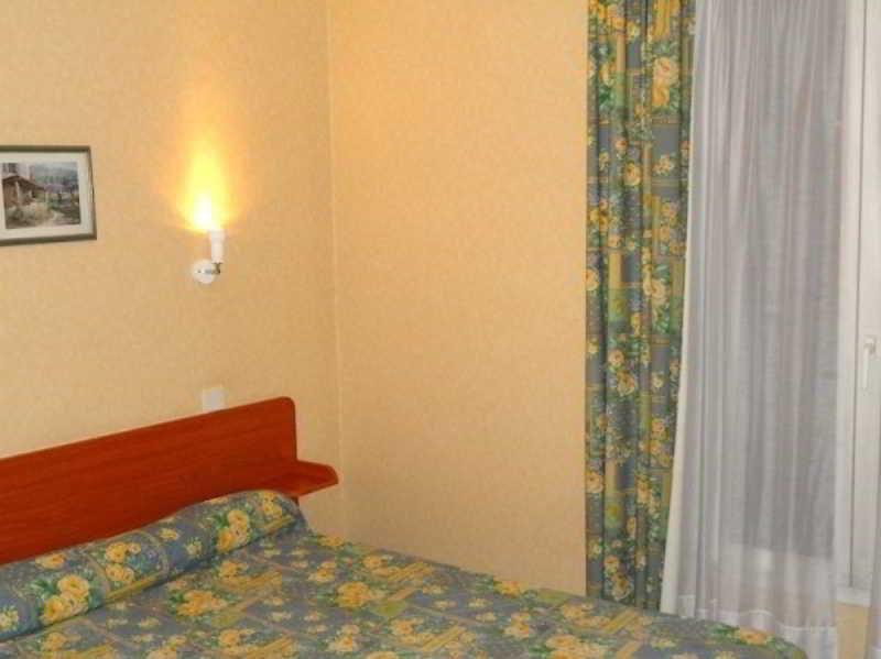 Hotel De La Place Des Alpes Париж Екстериор снимка