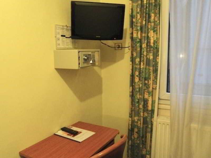 Hotel De La Place Des Alpes Париж Екстериор снимка