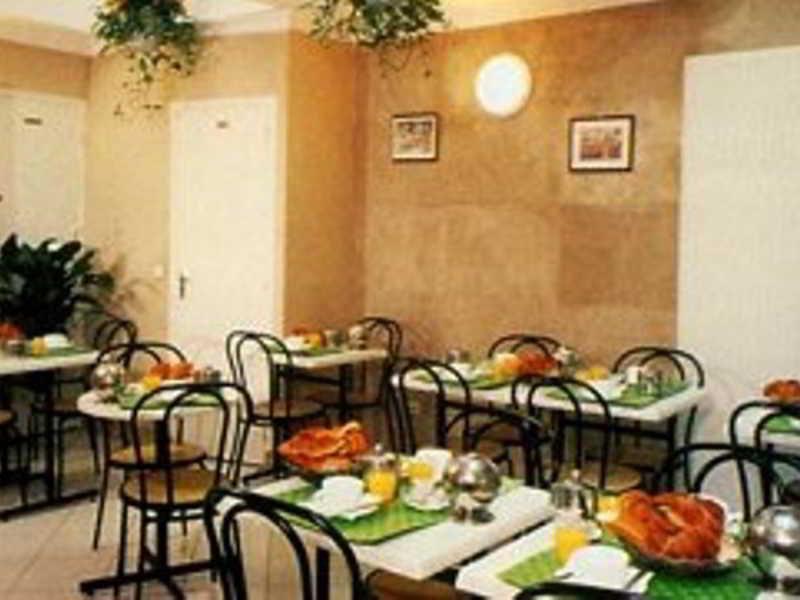 Hotel De La Place Des Alpes Париж Екстериор снимка