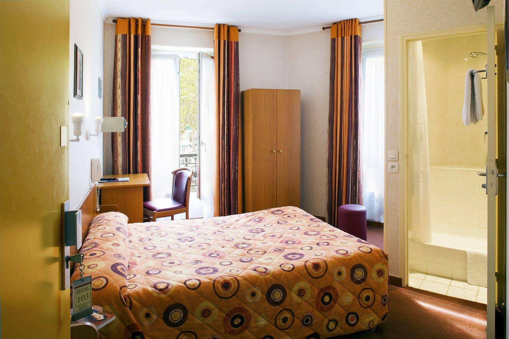Hotel De La Place Des Alpes Париж Екстериор снимка