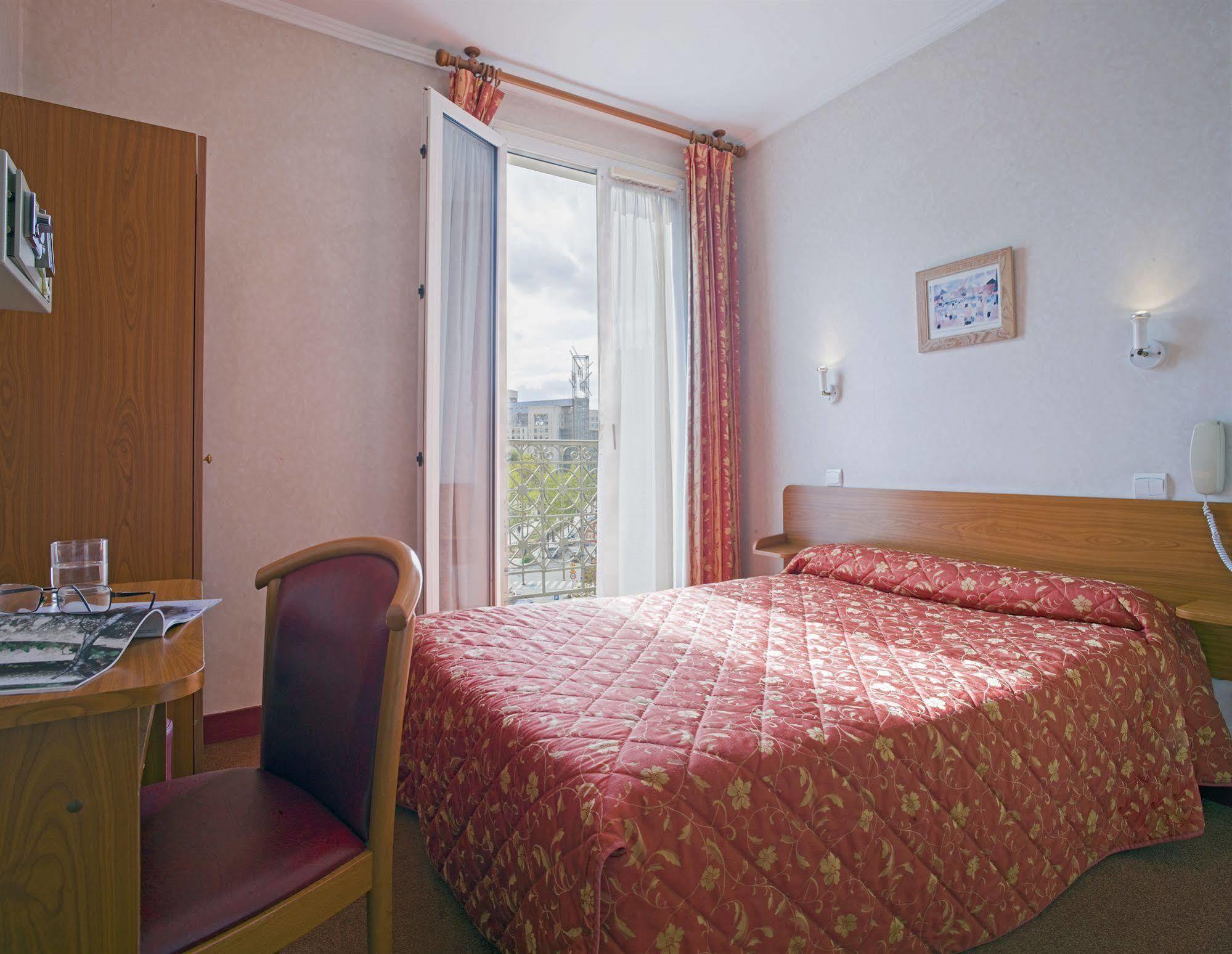 Hotel De La Place Des Alpes Париж Екстериор снимка