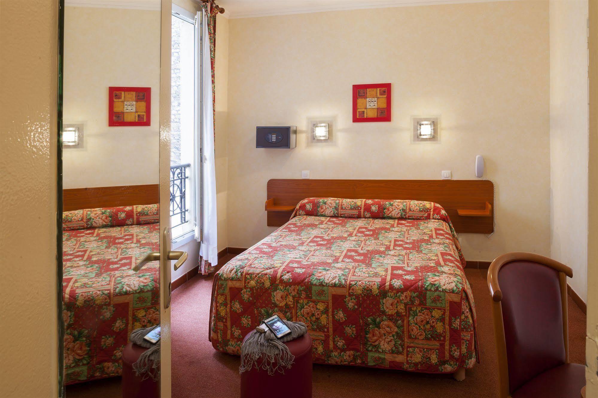 Hotel De La Place Des Alpes Париж Екстериор снимка