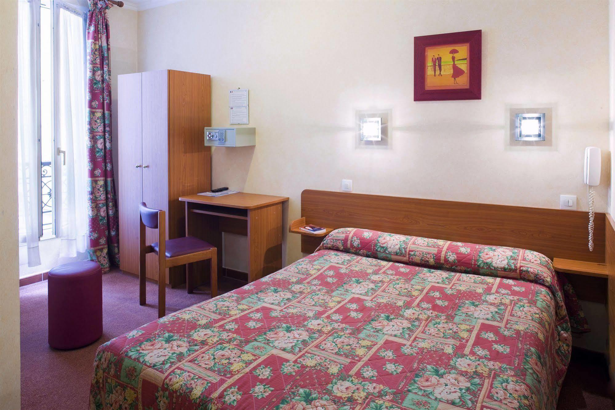 Hotel De La Place Des Alpes Париж Екстериор снимка